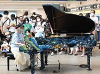 写真：富山きときと空港のストリートピアノでハラミちゃんが演奏する様子