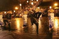 写真：おわら風の盆で男女の演者が踊る様子
