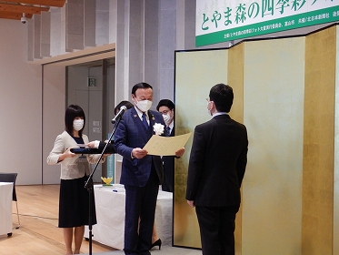 写真：藤井市長が表彰状を渡している様子