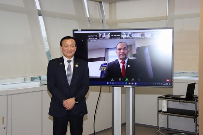 写真：藤井市長と室伏長官の記念撮影