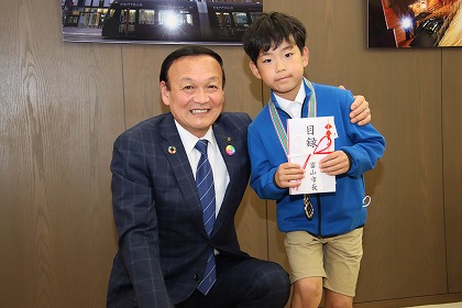 写真：表敬訪問を受ける藤井市長