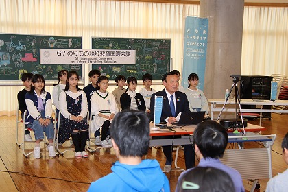 写真：あいさつする藤井市長