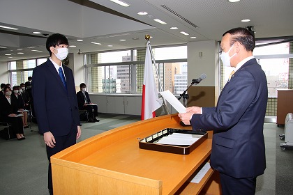 写真：辞令を交付する藤井市長