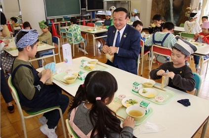 サミット給食を楽しむ藤井市長