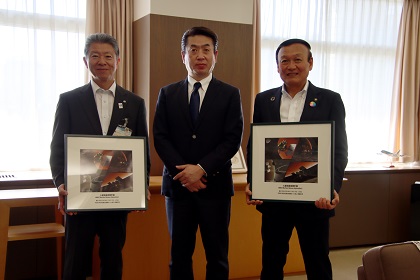 写真：表敬訪問を受けて実行委員長と教育長と撮影する藤井市長