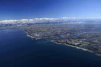 写真:富山湾と立山連峰