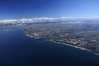 写真：富山湾と立山連峰