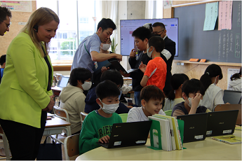 写真:芝園小学校での視察