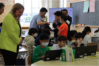 写真：芝園小学校での視察