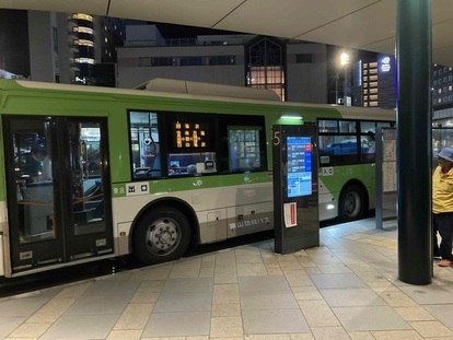 富山駅バスロータリーでの設置風景
