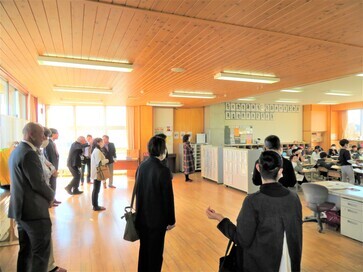 写真：学校見学会の様子