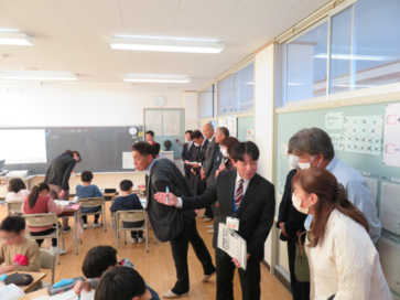 写真：学校見学会の様子