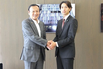 写真：山元豪選手の表敬訪問を受ける藤井市長
