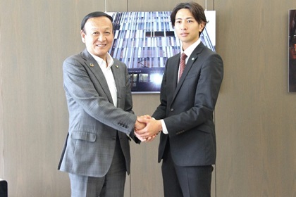 写真：山元豪選手の表敬訪問を受ける藤井市長