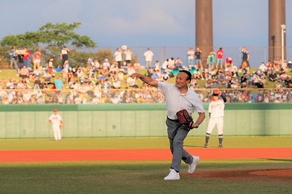 写真：始球式で投球する藤井市長