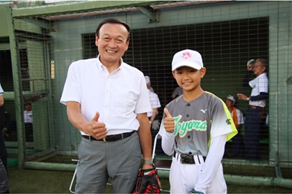 写真：左から藤井市長、真田美音さん