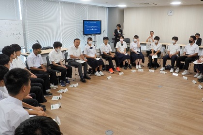 写真：中学生たちと意見交換する藤井市長