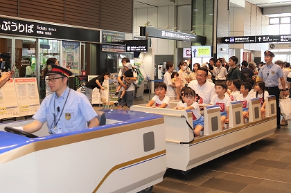 園児とミニ新幹線に乗車する藤井市長