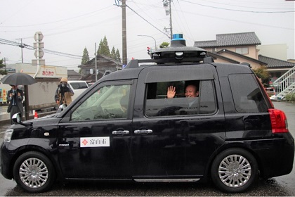 写真：自動運転車両に試乗する藤井市長