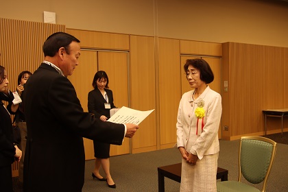 受彰者へ表彰状を贈呈する藤井市長