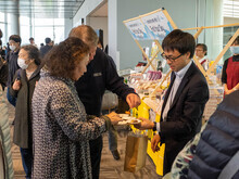 会場でスタッフが試食などをおすそわけする様子