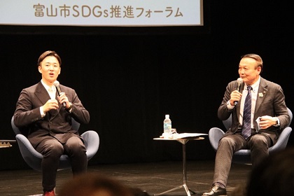 写真：斎藤佑樹さんと対談する藤井市長