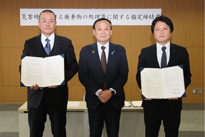 写真：協定を締結する藤井市長
