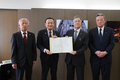 富山個人タクシー協同組合と災害時における要配慮者支援に関する協定を締結する藤井市長
