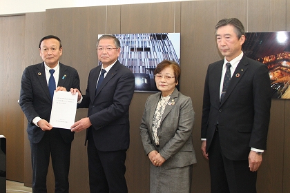 要望書を受け取る藤井市長の様子