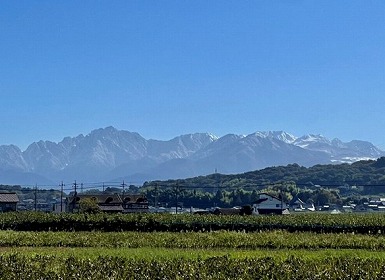 写真:呉羽丘陵越しの立山連峰