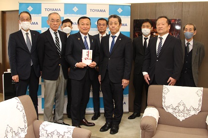 写真：協同組合富山測量調査センターから寄附を受け感謝状を贈呈する藤井市長