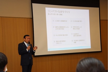 写真：令和6年度新規採用職員研修で特別講義をする藤井市長