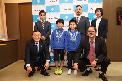 写真：全日本小学生低学年選抜アイスホッケー大会優勝選手の表敬訪問を受ける藤井市長