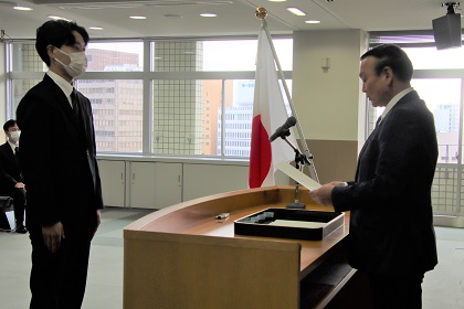 写真：新規採用職員辞令交付式で辞令を交付する藤井市長