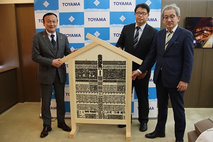 大相撲富山場所板番付の寄贈を受ける藤井市長