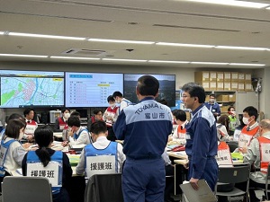 写真：災害対策本部に参集し活動する市職員