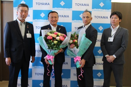 あおば農協から特産のシャクヤクの花束を受け取る藤井市長