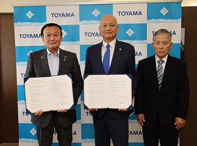 富山県呉東地区リサイクル砕石協会と災害時における廃棄物の処理等に関する協定を締結する藤井市長