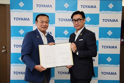 株式会社ファミリーマートとのバス運行情報発信用デジタルサイネージ設置に関する協力協定締結式に出席する藤井市長