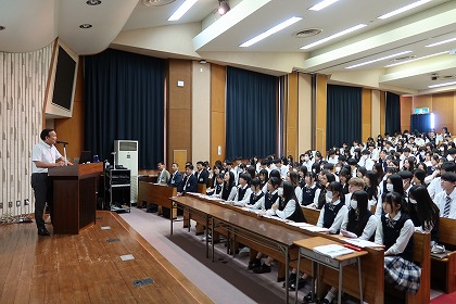 高校生に説明する藤井市長