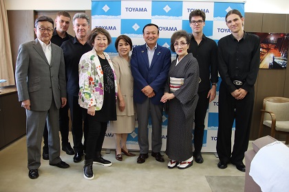 ウクライナ＆ルーマニア音楽家チャリティ公演の表敬訪問を受ける藤井市長【2024年7月1日】