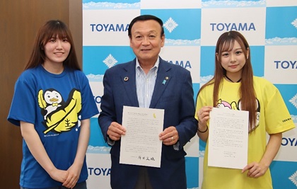 写真：生徒たちからメッセージを伝達される藤井市長