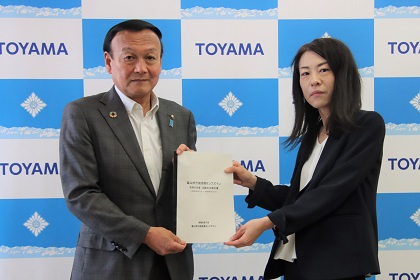 行政苦情オンブズマンから活動状況報告を受ける藤井市長