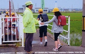写真：児童たちを見守る防犯パトロール隊