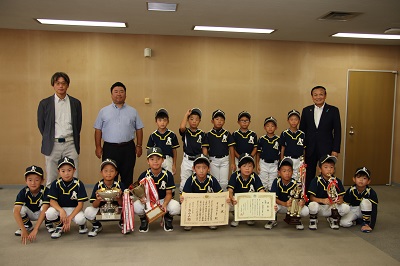 オール富山JBC（3・4年生ティーボール）の表敬訪問を受ける藤井市長