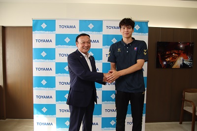 第18回男子ジュニアハンドボールアジア選手権U-21日本代表選手の表敬訪問を受ける藤井市長