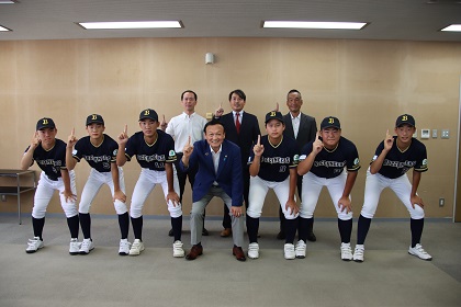 バッカニアーズヤング（中学硬式野球チーム）の表敬訪問を受ける藤井市長