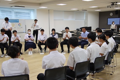 「今と未来を語る会」で中学生と意見交換をする藤井市長