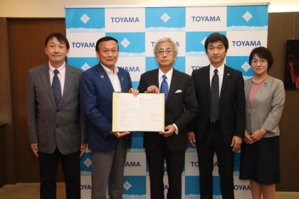 写真：市鍼灸マッサージ師会との災害時の支援活動に関する協力を結ぶ藤井市長