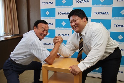 村上選手に腕相撲を挑む藤井市長